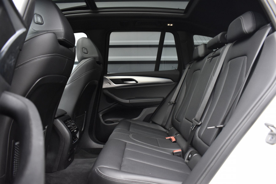 BMW X3 xDrive30e M Sport | Panoramadak | 21'' Velgen | Camera | CarPlay | Head-Up | Stoelverwarming | Sfeerverlichting |