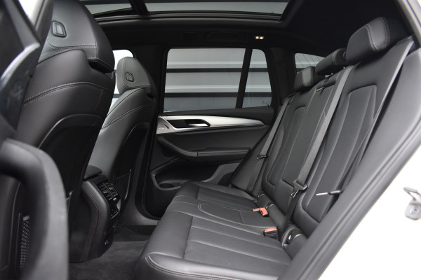 BMW X3 xDrive30e M Sport | Panoramadak | 21'' Velgen | Camera | CarPlay | Head-Up | Stoelverwarming | Sfeerverlichting |
