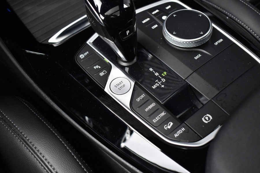 BMW X3 xDrive30e M Sport | Panoramadak | 21'' Velgen | Camera | CarPlay | Head-Up | Stoelverwarming | Sfeerverlichting |