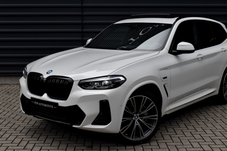 BMW X3 xDrive30e M Sport | Panoramadak | 21'' Velgen | Camera | CarPlay | Head-Up | Stoelverwarming | Sfeerverlichting |