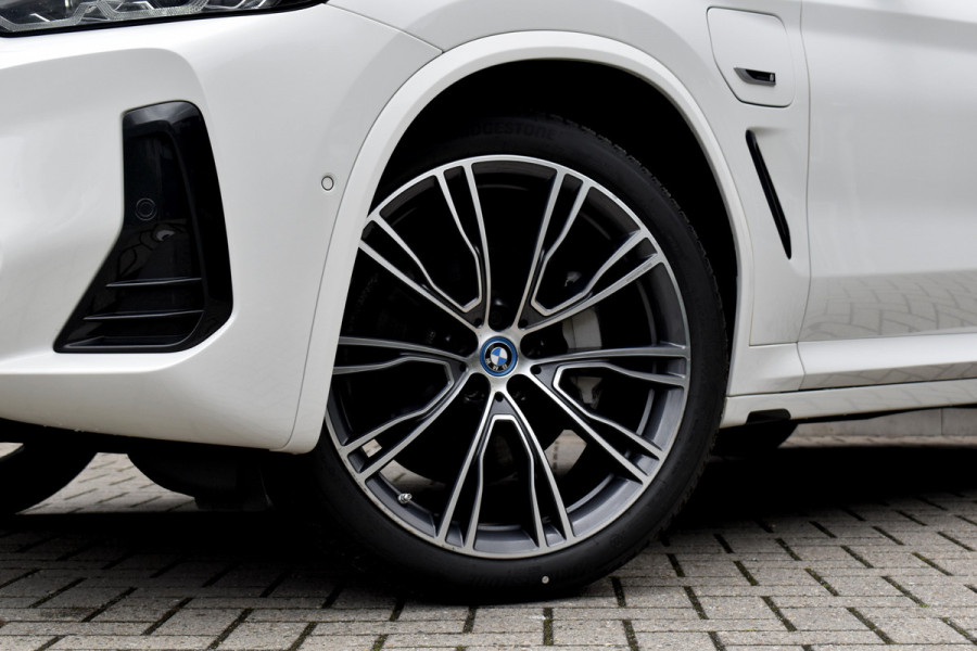 BMW X3 xDrive30e M Sport | Panoramadak | 21'' Velgen | Camera | CarPlay | Head-Up | Stoelverwarming | Sfeerverlichting |