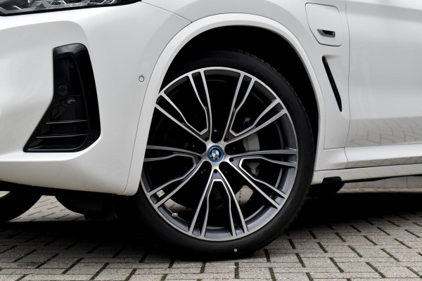 BMW X3 xDrive30e M Sport | Panoramadak | 21'' Velgen | Camera | CarPlay | Head-Up | Stoelverwarming | Sfeerverlichting |