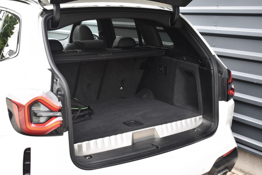 BMW X3 xDrive30e M Sport | Panoramadak | 21'' Velgen | Camera | CarPlay | Head-Up | Stoelverwarming | Sfeerverlichting |