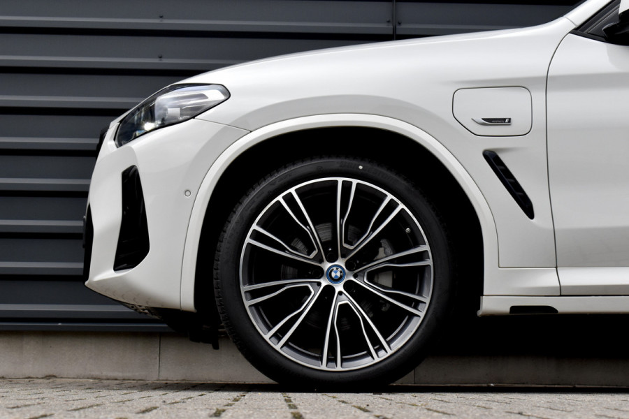BMW X3 xDrive30e M Sport | Panoramadak | 21'' Velgen | Camera | CarPlay | Head-Up | Stoelverwarming | Sfeerverlichting |