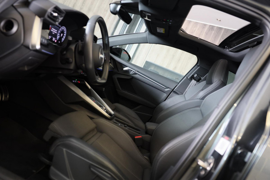 Audi A3 Sportback 45 TFSI e RS3 Look / 245 PK / RS Zetels / B & O / Head Up / Lane Assist / Open Pano / Matrix / Virtual Cockpit