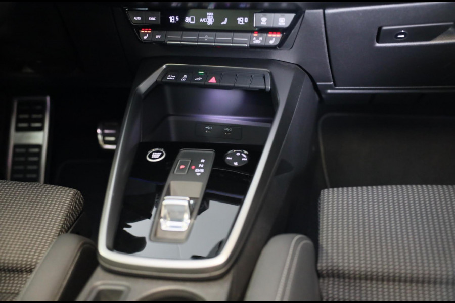 Audi A3 Sportback 45 TFSI e RS3 Look / 245 PK / RS Zetels / B & O / Head Up / Lane Assist / Open Pano / Matrix / Virtual Cockpit