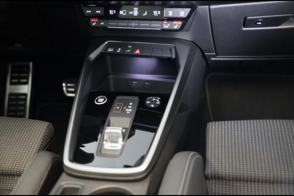 Audi A3 Sportback 45 TFSI e RS3 Look / 245 PK / RS Zetels / B & O / Head Up / Lane Assist / Open Pano / Matrix / Virtual Cockpit