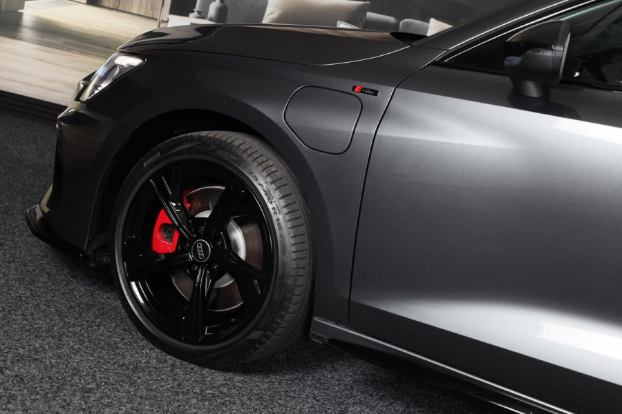 Audi A3 Sportback 45 TFSI e RS3 Look / 245 PK / RS Zetels / B & O / Head Up / Lane Assist / Open Pano / Matrix / Virtual Cockpit