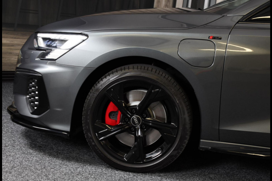 Audi A3 Sportback 45 TFSI e RS3 Look / 245 PK / RS Zetels / B & O / Head Up / Lane Assist / Open Pano / Matrix / Virtual Cockpit