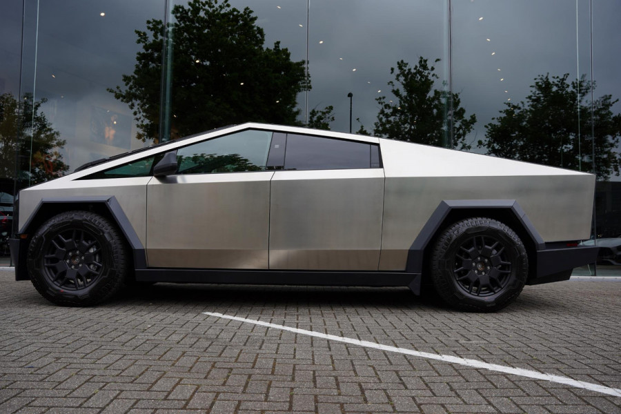 Tesla Cybertruck AWD 100 kWh Foundation Series