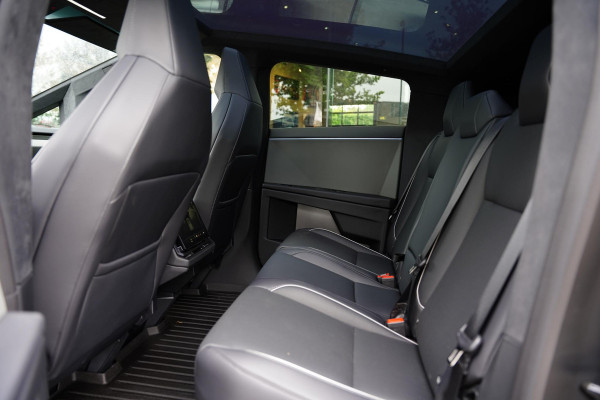 Tesla Cybertruck AWD 100 kWh Foundation Series