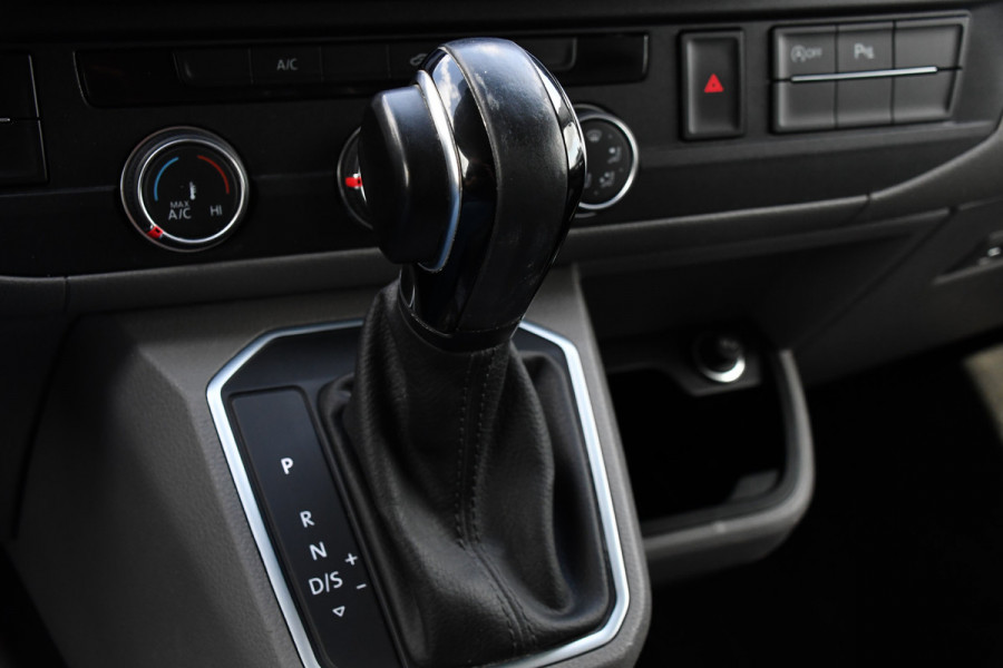 Volkswagen Transporter 2.0 TDI L2H1 Bulli Adaptieve Cruise, Virtual, Carplay, LED, Trekhaak, Leder, Stoelverwarming, 150PK Uniek!