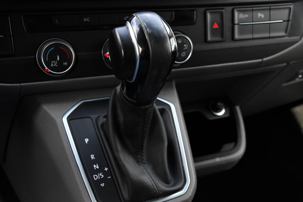 Volkswagen Transporter 2.0 TDI L2H1 Bulli Adaptieve Cruise, Virtual, Carplay, LED, Trekhaak, Leder, Stoelverwarming, 150PK Uniek!
