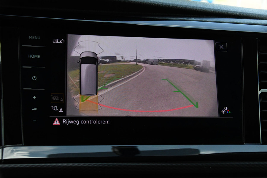 Volkswagen Transporter 2.0 TDI L2H1 Bulli Adaptieve Cruise, Virtual, Carplay, LED, Trekhaak, Leder, Stoelverwarming, 150PK Uniek!