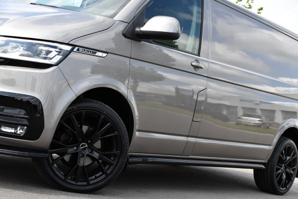 Volkswagen Transporter 2.0 TDI L2H1 Bulli Adaptieve Cruise, Virtual, Carplay, LED, Trekhaak, Leder, Stoelverwarming, 150PK Uniek!
