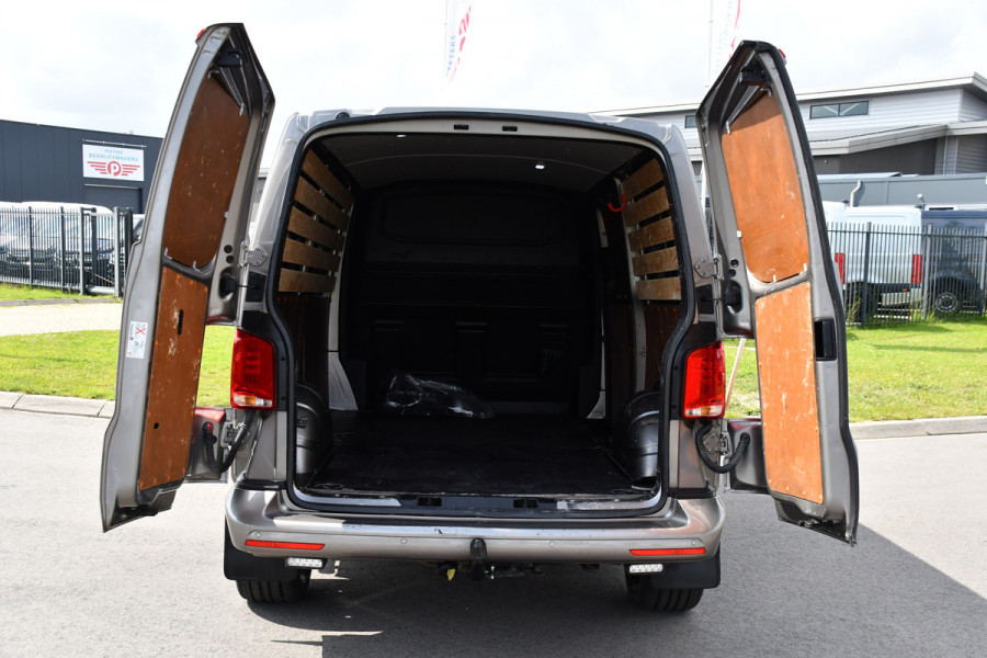 Volkswagen Transporter 2.0 TDI L2H1 Bulli Adaptieve Cruise, Virtual, Carplay, LED, Trekhaak, Leder, Stoelverwarming, 150PK Uniek!