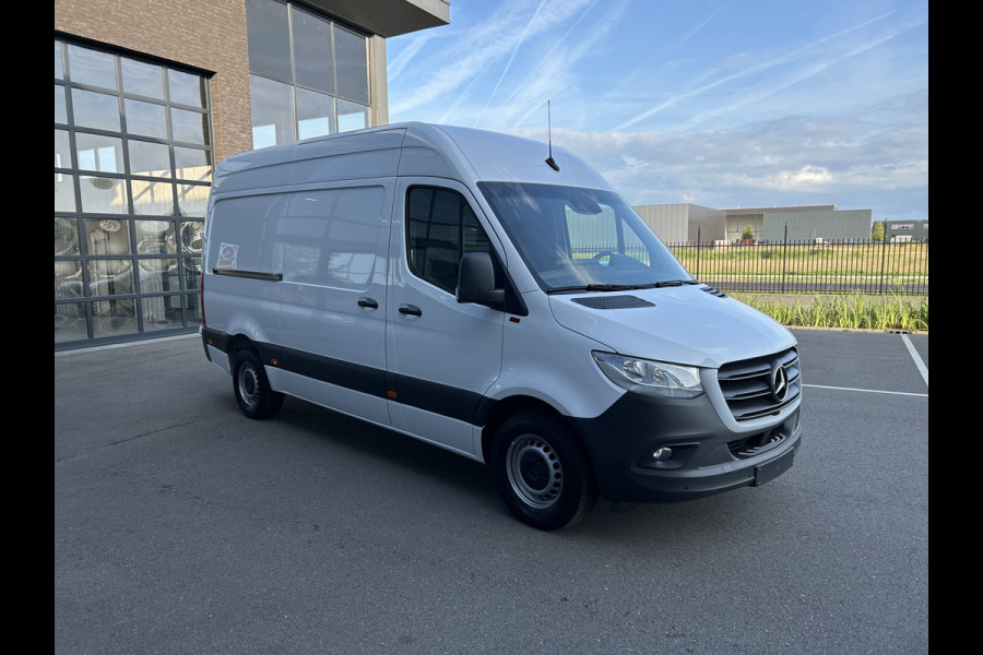 Mercedes-Benz Sprinter 319 CDI L2 H2 3.0 V6 / 3500KG Trekhaak / 360 Camera / MBUX / Navigatie / Cruise control / Airco / 270 Graden achterdeuren