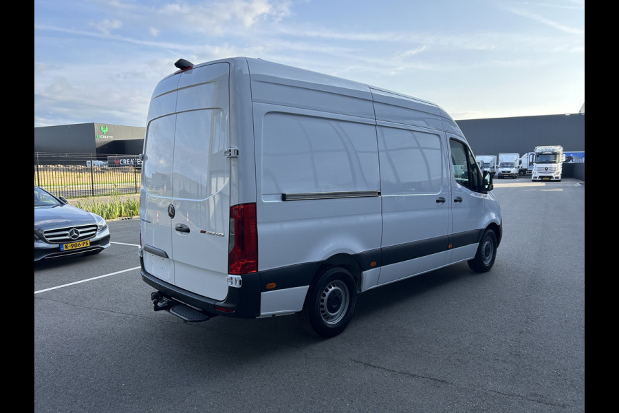 Mercedes-Benz Sprinter 319 CDI L2 H2 3.0 V6 / 3500KG Trekhaak / 360 Camera / MBUX / Navigatie / Cruise control / Airco / 270 Graden achterdeuren
