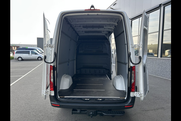 Mercedes-Benz Sprinter 319 CDI L2 H2 3.0 V6 / 3500KG Trekhaak / 360 Camera / MBUX / Navigatie / Cruise control / Airco / 270 Graden achterdeuren