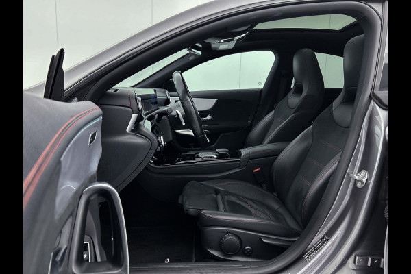 Mercedes-Benz CLA-Klasse 180 Business Solution AMG Night Upgrade (PANORAMADAK, SFEERVERLICHTING, STOELVERWARMING, CAMERA, 1e EIG)