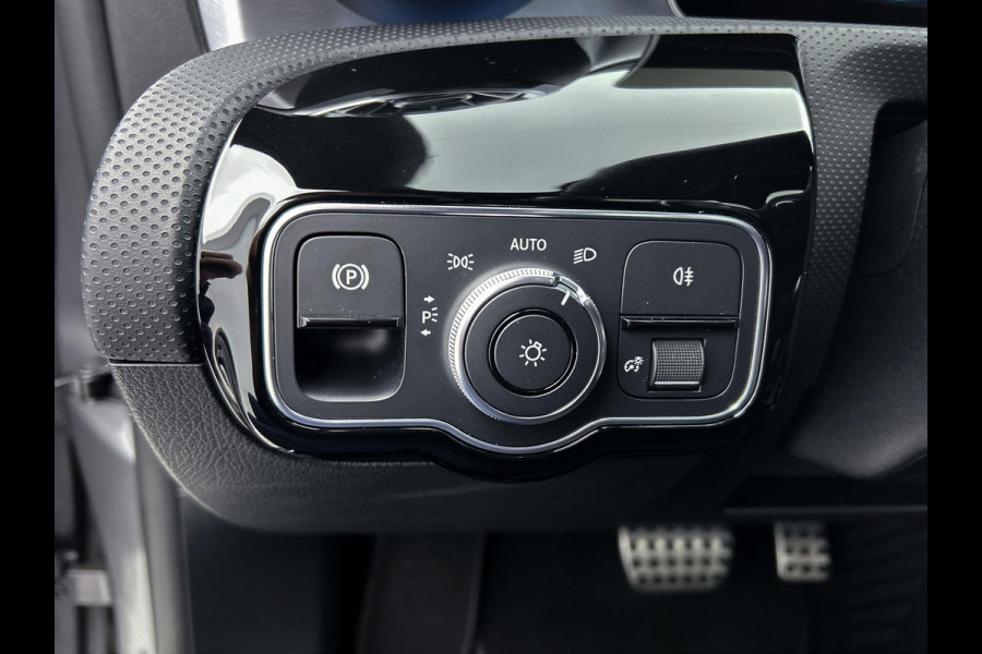 Mercedes-Benz CLA-Klasse 180 Business Solution AMG Night Upgrade (PANORAMADAK, SFEERVERLICHTING, STOELVERWARMING, CAMERA, 1e EIG)
