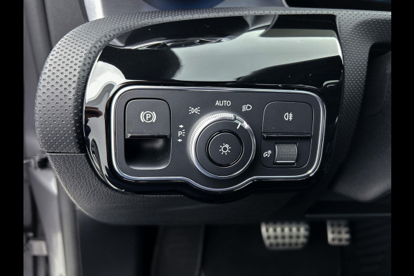 Mercedes-Benz CLA-Klasse 180 Business Solution AMG Night Upgrade (PANORAMADAK, SFEERVERLICHTING, STOELVERWARMING, CAMERA, 1e EIG)