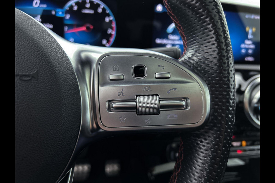 Mercedes-Benz CLA-Klasse 180 Business Solution AMG Night Upgrade (PANORAMADAK, SFEERVERLICHTING, STOELVERWARMING, CAMERA, 1e EIG)