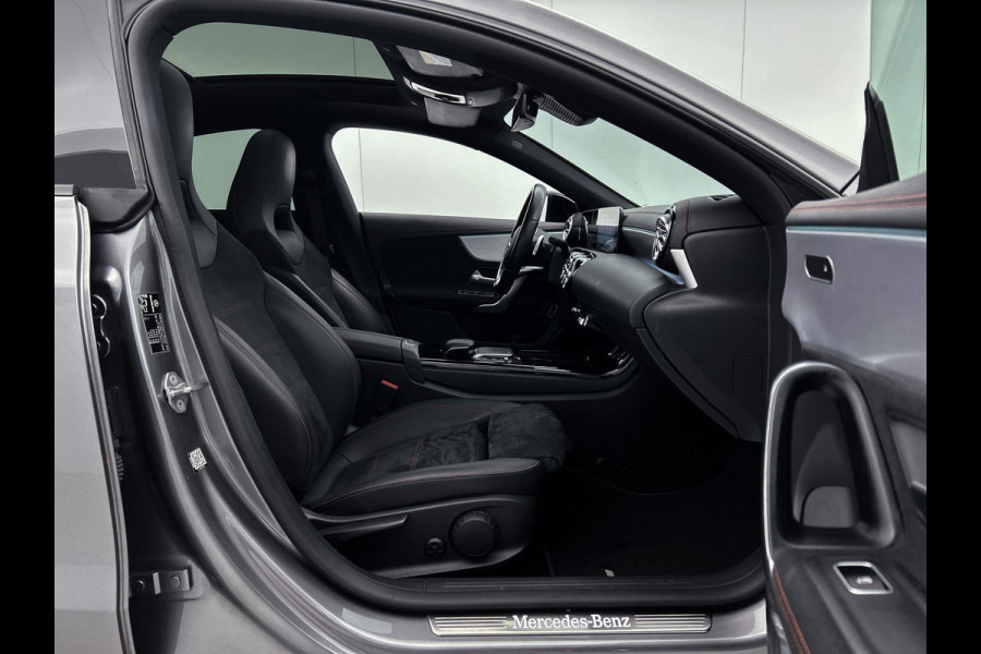 Mercedes-Benz CLA-Klasse 180 Business Solution AMG Night Upgrade (PANORAMADAK, SFEERVERLICHTING, STOELVERWARMING, CAMERA, 1e EIG)
