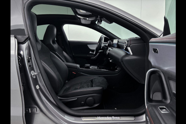 Mercedes-Benz CLA-Klasse 180 Business Solution AMG Night Upgrade (PANORAMADAK, SFEERVERLICHTING, STOELVERWARMING, CAMERA, 1e EIG)