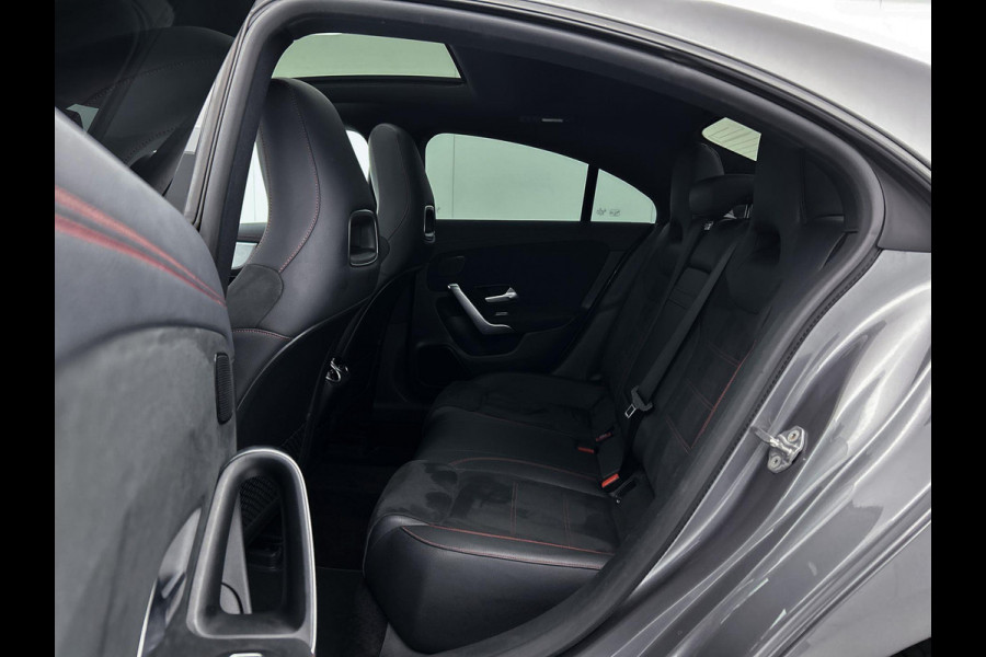 Mercedes-Benz CLA-Klasse 180 Business Solution AMG Night Upgrade (PANORAMADAK, SFEERVERLICHTING, STOELVERWARMING, CAMERA, 1e EIG)