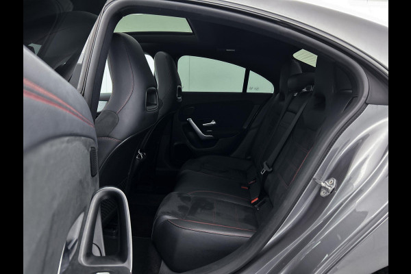 Mercedes-Benz CLA-Klasse 180 Business Solution AMG Night Upgrade (PANORAMADAK, SFEERVERLICHTING, STOELVERWARMING, CAMERA, 1e EIG)