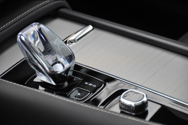 Volvo XC90 T8 455PK Automaat Recharge AWD Ultimate Dark HEICO / Luchtvering / Panoramisch schuif en kantel dak / Head-Up Display / Google Services / Adaptieve Cruise Control / Harman Kardon Audio/