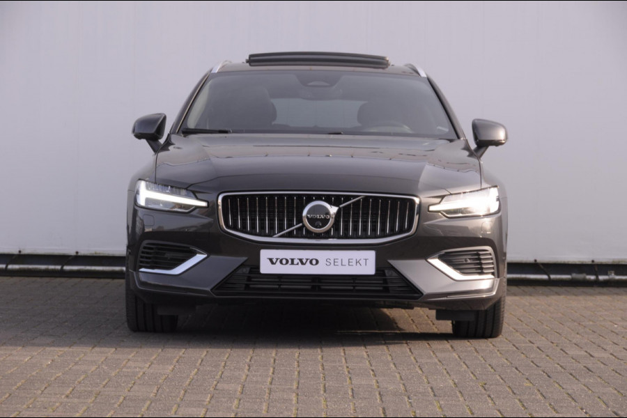 Volvo V60 T6 350PK Automaat Plug-in hybrid AWD Ultra Bright DEMO Roy Long range / Head-up display / Harman Kardon audio / Panoramadak / BLIS / Elektrisch bedienbare voorstoelen / Memory seats / Verwarmbare stoelen / Keyless entry /