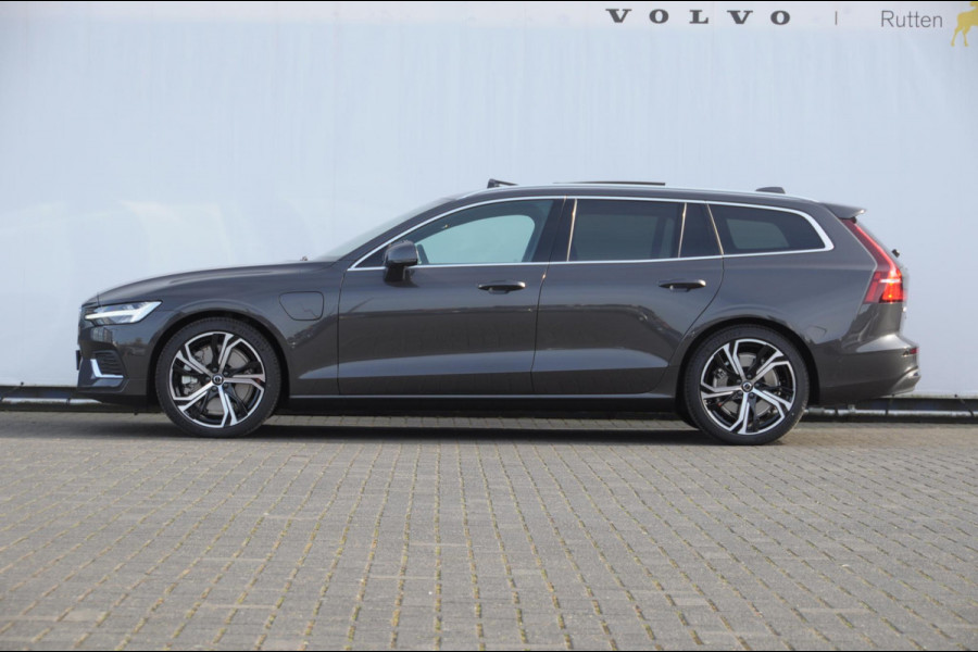 Volvo V60 T6 350PK Automaat Plug-in hybrid AWD Ultra Bright DEMO Roy Long range / Head-up display / Harman Kardon audio / Panoramadak / BLIS / Elektrisch bedienbare voorstoelen / Memory seats / Verwarmbare stoelen / Keyless entry /