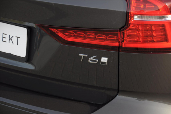 Volvo V60 T6 350PK Automaat Plug-in hybrid AWD Ultra Bright DEMO Roy Long range / Head-up display / Harman Kardon audio / Panoramadak / BLIS / Elektrisch bedienbare voorstoelen / Memory seats / Verwarmbare stoelen / Keyless entry /