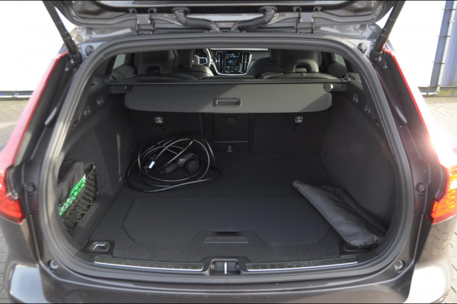 Volvo V60 T6 350PK Automaat Plug-in hybrid AWD Ultra Bright DEMO Roy Long range / Head-up display / Harman Kardon audio / Panoramadak / BLIS / Elektrisch bedienbare voorstoelen / Memory seats / Verwarmbare stoelen / Keyless entry /