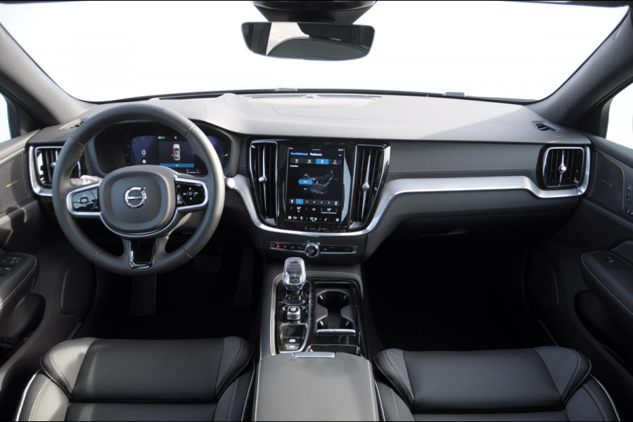 Volvo V60 T6 350PK Automaat Plug-in hybrid AWD Ultra Bright DEMO Roy Long range / Head-up display / Harman Kardon audio / Panoramadak / BLIS / Elektrisch bedienbare voorstoelen / Memory seats / Verwarmbare stoelen / Keyless entry /