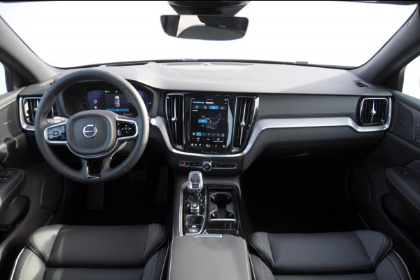 Volvo V60 T6 350PK Automaat Plug-in hybrid AWD Ultra Bright DEMO Roy Long range / Head-up display / Harman Kardon audio / Panoramadak / BLIS / Elektrisch bedienbare voorstoelen / Memory seats / Verwarmbare stoelen / Keyless entry /