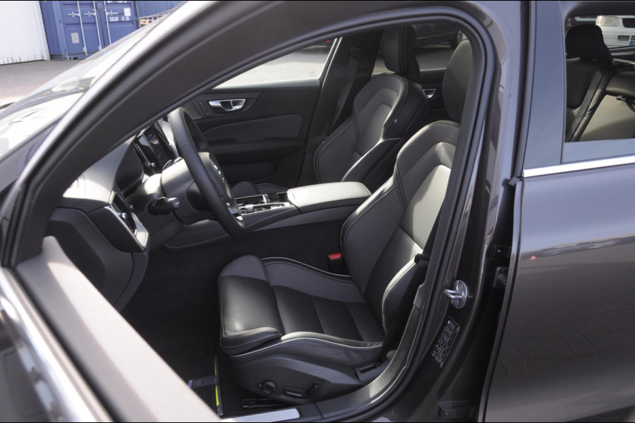 Volvo V60 T6 350PK Automaat Plug-in hybrid AWD Ultra Bright DEMO Roy Long range / Head-up display / Harman Kardon audio / Panoramadak / BLIS / Elektrisch bedienbare voorstoelen / Memory seats / Verwarmbare stoelen / Keyless entry /