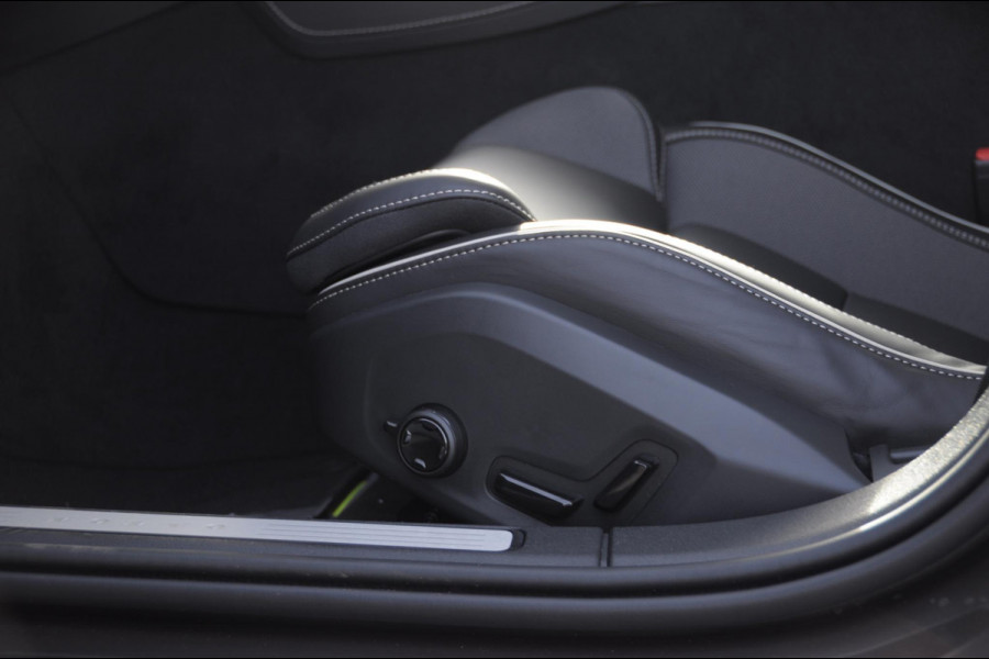 Volvo V60 T6 350PK Automaat Plug-in hybrid AWD Ultra Bright DEMO Roy Long range / Head-up display / Harman Kardon audio / Panoramadak / BLIS / Elektrisch bedienbare voorstoelen / Memory seats / Verwarmbare stoelen / Keyless entry /