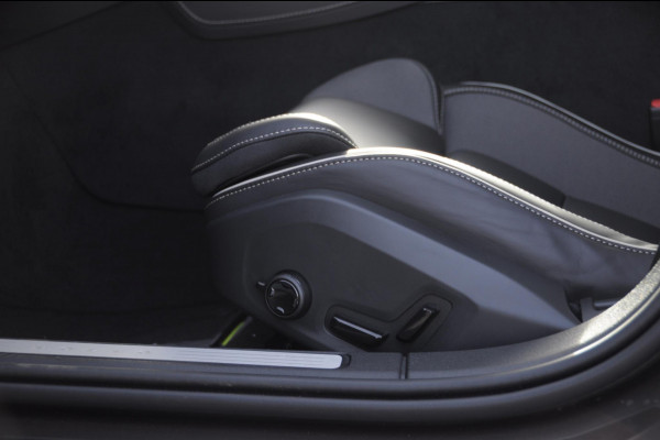 Volvo V60 T6 350PK Automaat Plug-in hybrid AWD Ultra Bright DEMO Roy Long range / Head-up display / Harman Kardon audio / Panoramadak / BLIS / Elektrisch bedienbare voorstoelen / Memory seats / Verwarmbare stoelen / Keyless entry /
