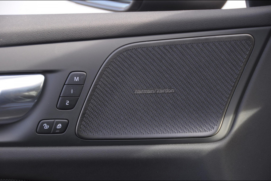 Volvo V60 T6 350PK Automaat Plug-in hybrid AWD Ultra Bright DEMO Roy Long range / Head-up display / Harman Kardon audio / Panoramadak / BLIS / Elektrisch bedienbare voorstoelen / Memory seats / Verwarmbare stoelen / Keyless entry /