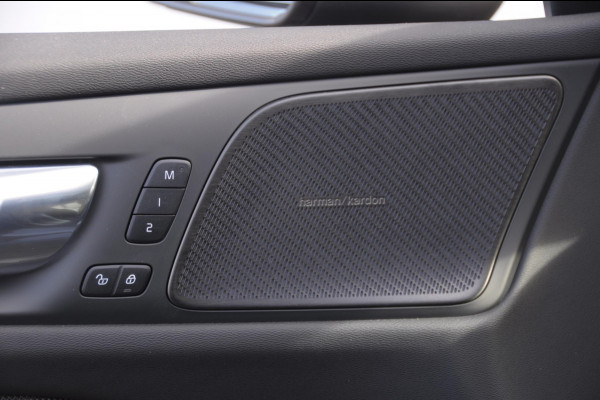 Volvo V60 T6 350PK Automaat Plug-in hybrid AWD Ultra Bright DEMO Roy Long range / Head-up display / Harman Kardon audio / Panoramadak / BLIS / Elektrisch bedienbare voorstoelen / Memory seats / Verwarmbare stoelen / Keyless entry /