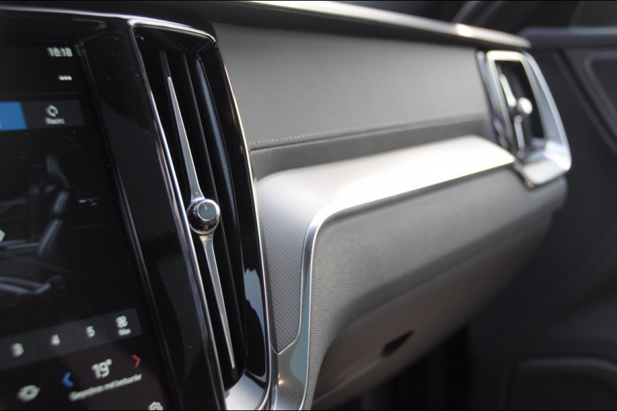 Volvo V60 T6 350PK Automaat Plug-in hybrid AWD Ultra Bright DEMO Roy Long range / Head-up display / Harman Kardon audio / Panoramadak / BLIS / Elektrisch bedienbare voorstoelen / Memory seats / Verwarmbare stoelen / Keyless entry /