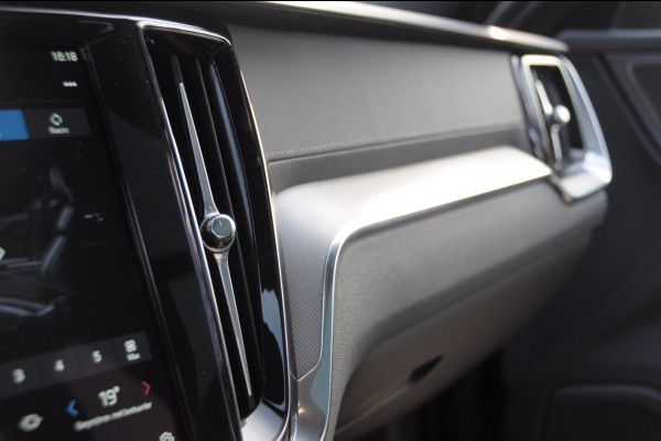 Volvo V60 T6 350PK Automaat Plug-in hybrid AWD Ultra Bright DEMO Roy Long range / Head-up display / Harman Kardon audio / Panoramadak / BLIS / Elektrisch bedienbare voorstoelen / Memory seats / Verwarmbare stoelen / Keyless entry /