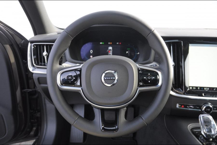 Volvo V60 T6 350PK Automaat Plug-in hybrid AWD Ultra Bright DEMO Roy Long range / Head-up display / Harman Kardon audio / Panoramadak / BLIS / Elektrisch bedienbare voorstoelen / Memory seats / Verwarmbare stoelen / Keyless entry /