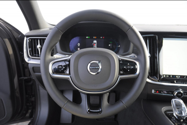 Volvo V60 T6 350PK Automaat Plug-in hybrid AWD Ultra Bright DEMO Roy Long range / Head-up display / Harman Kardon audio / Panoramadak / BLIS / Elektrisch bedienbare voorstoelen / Memory seats / Verwarmbare stoelen / Keyless entry /