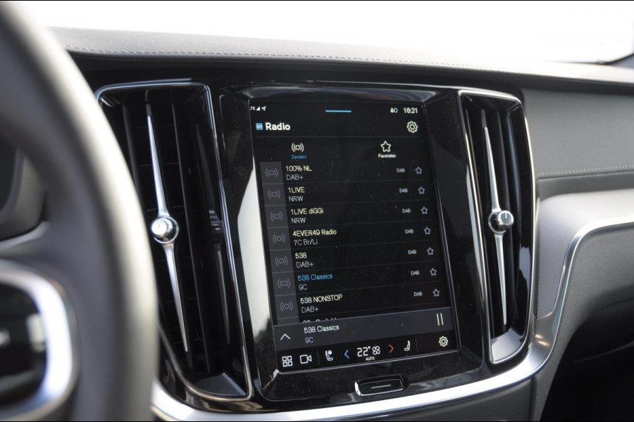 Volvo V60 T6 350PK Automaat Plug-in hybrid AWD Ultra Bright DEMO Roy Long range / Head-up display / Harman Kardon audio / Panoramadak / BLIS / Elektrisch bedienbare voorstoelen / Memory seats / Verwarmbare stoelen / Keyless entry /