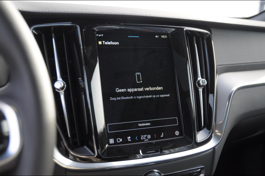 Volvo V60 T6 350PK Automaat Plug-in hybrid AWD Ultra Bright DEMO Roy Long range / Head-up display / Harman Kardon audio / Panoramadak / BLIS / Elektrisch bedienbare voorstoelen / Memory seats / Verwarmbare stoelen / Keyless entry /