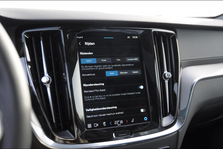 Volvo V60 T6 350PK Automaat Plug-in hybrid AWD Ultra Bright DEMO Roy Long range / Head-up display / Harman Kardon audio / Panoramadak / BLIS / Elektrisch bedienbare voorstoelen / Memory seats / Verwarmbare stoelen / Keyless entry /